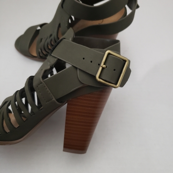 Delicious Yummy Cutout Stacked Heel Green Sandals Size 6 - Picture 5 of 14